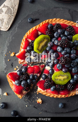 Hausgemachte Key Lime Obst-Torte mit Beeren Stockfoto
