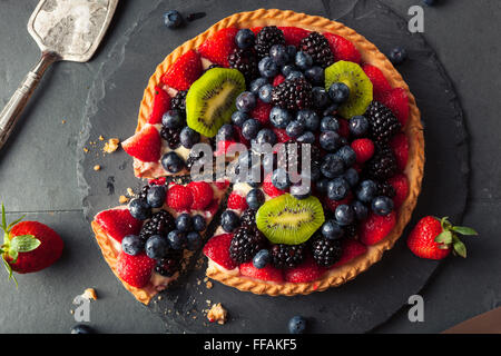 Hausgemachte Key Lime Obst-Torte mit Beeren Stockfoto