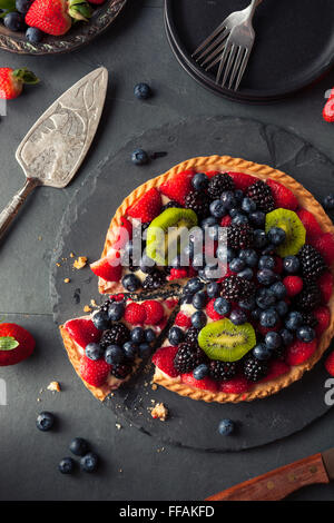 Hausgemachte Key Lime Obst-Torte mit Beeren Stockfoto