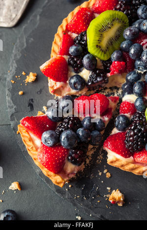 Hausgemachte Key Lime Obst-Torte mit Beeren Stockfoto