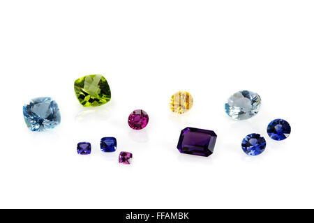 Verschiedene Edelsteine, Peridot, gelber Saphir, Amethyst, Saphir, Aquamarin, Turmalin Stockfoto