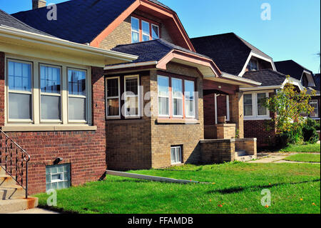 Reihe von Bungalow Stil Häuser, die typisch für viele Nachbarschaften in Milwaukee, Wisconsin, USA. Stockfoto