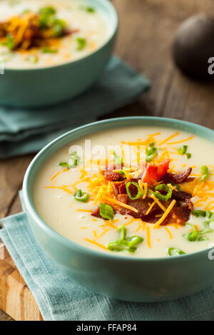 Geladene gebackene Kartoffelcremesuppe mit Speck und Käse Stockfoto