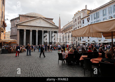 Das Pantheon und die Fontana del Pantheon auf der Piazza della Rotonda, Rom, Italien Stockfoto