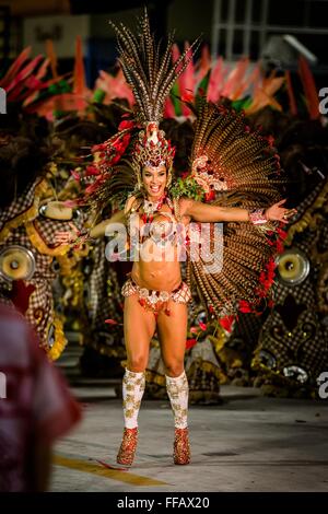 Samba-Tänzer-Parade im Sambadrome während der Karneval in Rio 22. Februar 2015 in Rio De Janeiro, Brasilien. Stockfoto