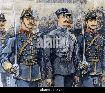 ALFRED DREYFUS (1859-1935). /nFrench-Armee-Offizier. Dreyfus, abgestreift von seinem Rang, wird vor den Truppen nach seinem ersten Versuch für Verrat im Jahre 1894 vorgeführt: zeitgenössischen Holzstich. Stockfoto