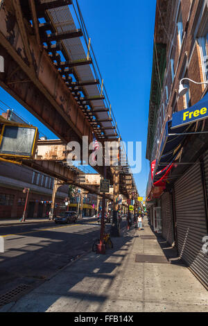 Erhöhten u-Bahn Strecken, Jamaica Avenue, Queens, New York City, USA Stockfoto