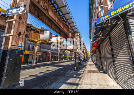 Erhöhten u-Bahn Strecken, Jamaica Avenue, Queens, New York City, USA Stockfoto