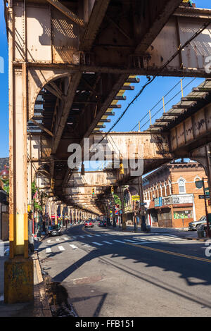 Erhöhten u-Bahn Strecken, Jamaica Avenue, Queens, New York City, USA Stockfoto