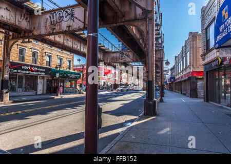 Erhöhte U-Bahn-Gleise, Jamaica Avenue, Queens, New York City, USA. Stockfoto