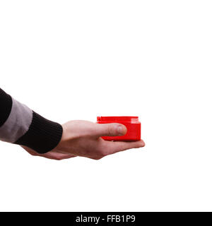 Valentinstag Tag vorschlagenden Ferienkonzept. Mann, der roten herzförmigen Geschenk-Box in der hand hält isoliert Stockfoto