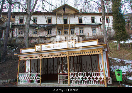 Verfallenes Gebäude über eine lokale Stall in Szczawnica, in einem Resort Nowy Targ County in der Woiwodschaft Kleinpolen, im südlichen Polen. Stockfoto