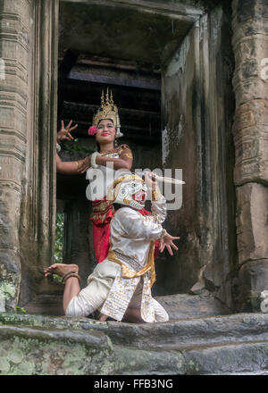 Khmer klassische Tänzerin, Hanuman und Aspara Abbildungen, regnerischen Tag, Terrasse der Elefanten, Angkor Thom, Kambodscha Stockfoto