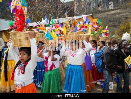 Santiago Apoala, Oaxaca, Mexiko - Bewohner einer Kleinstadt mixtekischen Berg teilnehmen an ihre Pre-Fastenzeit Karneval Stockfoto