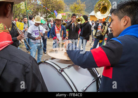 Santiago Apoala, Oaxaca, Mexiko - Bewohner einer Kleinstadt mixtekischen Berg teilnehmen an ihre Pre-Fastenzeit Karneval Stockfoto