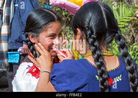 Santiago Apoala, Oaxaca, Mexiko - Bewohner einer Kleinstadt mixtekischen Berg teilnehmen an ihre Pre-Fastenzeit Karneval Stockfoto