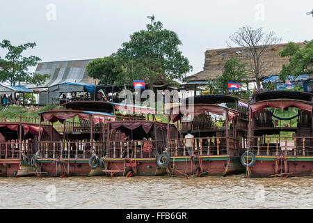 Ausflugsboote entlang der Siem-Reap-Fluss am Ende der Straße in der Nähe von Chong Khneas, Kambodscha Stockfoto