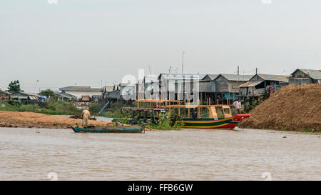 Stelzenläufer Häuser entlang der Siem-Reap-Fluss, Chong Khneas schwimmenden Dorf, Kambodscha Stockfoto