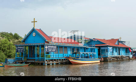 Chong Khneas schwebende katholische Kirche und Schule, Chong Khneas schwimmenden Dorf, Siem-Reap-Fluss, Kambodscha Stockfoto