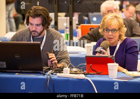 Milwaukee, Wisconsin, USA. 11. Februar 2016. Reporter bei Arbeiten in der Ablage Mitte vor den demokratischen Präsidentschafts-Debatte an der Universität Wisconsin-Milwaukee in Milwaukee, Wisconsin Credit: Daniel DeSlover/ZUMA Draht/Alamy Live News Stockfoto