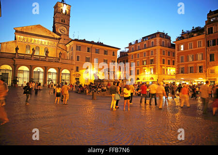 Piazza Santa Maria in Trastevere in Rom bei Nacht. Stockfoto