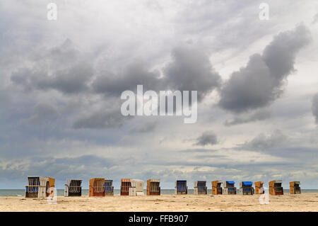 Verlassene Liegestühle am Strand von Prerow, dunkel bewölkter Himmel, Western Region Nationalpark Vorpommersche Stockfoto