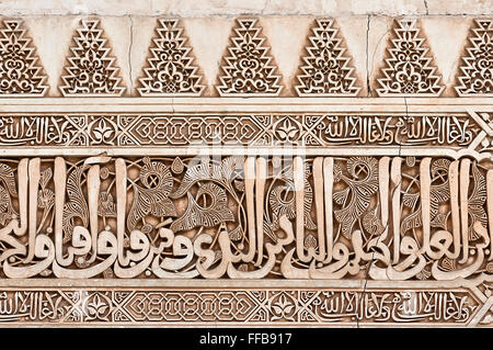 Geschnitzten Fries mit arabischen kalligraphischen Zeichen und Arabesken, Nazrid Palasthof, Alhambra, Granada, Andalusien, Spanien Stockfoto