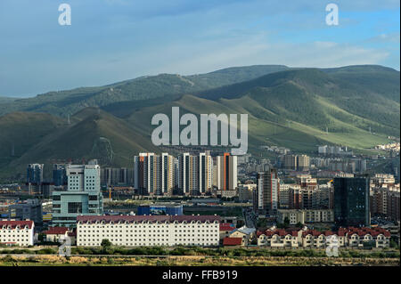 Blick auf moderne Wohnviertel hinter Bergen Bogd Khan mit Porträt von Dschingis Khan, Ulan Bator, Mongolei Stockfoto