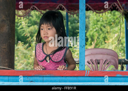 Mädchen gedankenverloren auf einem Hausboot, Chong Khneas schwimmenden Dorf, Siem-Reap-Fluss, Kambodscha Stockfoto