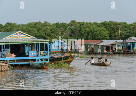 Dorfleben mit Schulkindern Rudern zur Schule, Chong Khneas schwimmenden Dorf, Siem-Reap-Fluss, Kambodscha Stockfoto