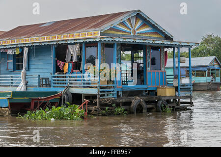 Bunte Hausboote, Siem-Reap-Fluss während des Monsuns, Chong Khneas schwimmenden Dorf, Kambodscha Stockfoto