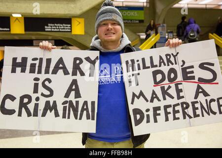 Milwaukee, Wisconsin, USA. 11. Februar 2016. Ein Schüler zeigt seine Opposition zum demokratischen Präsidentschaftskandidaten hoffnungsvoll Hillary Clinton, vor den demokratischen Präsidentschafts-Debatte, an der University of Wisconsin-Milwaukee. Bildnachweis: Daniel DeSlover/ZUMA Draht/Alamy Live-Nachrichten Stockfoto