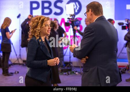 Milwaukee, Wisconsin, USA. 11. Februar 2016. DEBBIE WASSERMAN SCHULTZ, Vorsitzender des Democratic National Committee, im Gespräch mit Reportern vor der demokratischen Präsidentschafts-Debatte an der University of Wisconsin-Milwaukee. Bildnachweis: Daniel DeSlover/ZUMA Draht/Alamy Live-Nachrichten Stockfoto