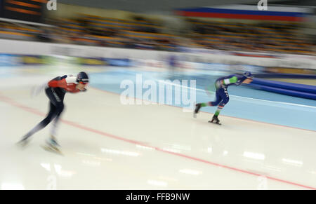 Kolomna, Russland. 11. Februar 2016. Tschechische Eisschnellläuferin Martina Sáblíková (L) und Marije Joling der Niederlande konkurrieren während 3000m Entfernung in einzelnen Entfernungen Eisschnelllauf-WM in Kolomna, Russland, am 11. Februar 2016. Bildnachweis: Evgeny Sinitsyn/Xinhua/Alamy Live-Nachrichten Stockfoto