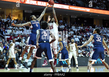 Philadelphia, Pennsylvania, USA. 11. Februar 2016. Temple Owls vorwärts JAYLEN BOND (15) versucht, über Connecticut Huskies schießen vorwärts PHILLIP NOLAN (0) bei den NCAA-Basketball-Spiel im Liacouras Center in Philadelphia gespielt. Tempel kam zurück, um die Connecticut Huskies 63 / 58 zu besiegen. Credit: Ken Inness/ZUMA Draht/Alamy Live-Nachrichten Stockfoto