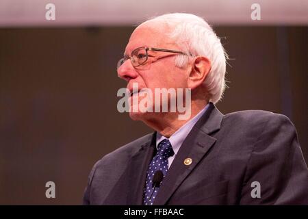 Milwaukee, Wisconsin, USA. 11. Februar 2016. Demokratischen Präsidentschaftskandidaten BERNIE SANDERS während der demokratischen Präsidentschafts-Debatte an der Universität Wisconsin-Milwaukee in Milwaukee, Wisconsin Credit: Daniel DeSlover/ZUMA Draht/Alamy Live News Stockfoto