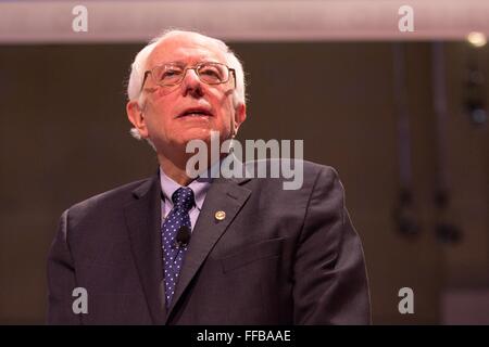 Milwaukee, Wisconsin, USA. 11. Februar 2016. Demokratischen Präsidentschaftskandidaten BERNIE SANDERS während der demokratischen Präsidentschafts-Debatte an der Universität Wisconsin-Milwaukee in Milwaukee, Wisconsin Credit: Daniel DeSlover/ZUMA Draht/Alamy Live News Stockfoto