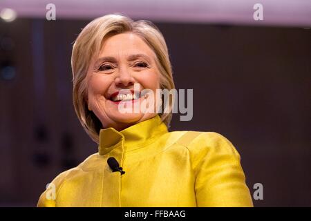 Milwaukee, Wisconsin, USA. 11. Februar 2016. Demokratischen Präsidentschaftskandidaten HILLARY CLINTON während der demokratischen Präsidentschafts-Debatte an der Universität Wisconsin-Milwaukee in Milwaukee, Wisconsin Credit: Daniel DeSlover/ZUMA Draht/Alamy Live News Stockfoto