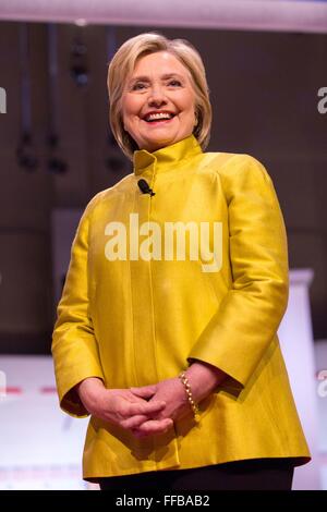 Milwaukee, Wisconsin, USA. 11. Februar 2016. Demokratischen Präsidentschaftskandidaten HILLARY CLINTON während der demokratischen Präsidentschafts-Debatte an der Universität Wisconsin-Milwaukee in Milwaukee, Wisconsin Credit: Daniel DeSlover/ZUMA Draht/Alamy Live News Stockfoto