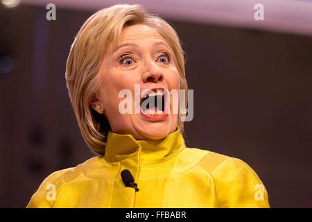 Milwaukee, Wisconsin, USA. 11. Februar 2016. Demokratischen Präsidentschaftskandidaten HILLARY CLINTON während der demokratischen Präsidentschafts-Debatte an der Universität Wisconsin-Milwaukee in Milwaukee, Wisconsin Credit: Daniel DeSlover/ZUMA Draht/Alamy Live News Stockfoto