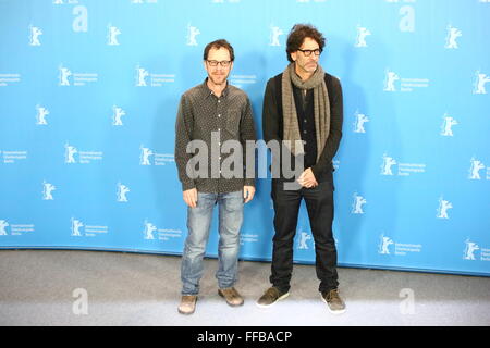 Berlin, Deutschland. 11. Februar 2016. Regisseure Ethan Coen und Joel Coen präsentieren Eröffnungsfilm der 66. Internationalen Filmfestspiele Berlin zusammen mit Schauspieler George Clooney, Tilda Swinton, Josh Brolin, Alden Ehrenreich, Channing Tatum und Produzent Eric Fellner. © Jakob Ratz/Pacific Press/Alamy Live-Nachrichten Stockfoto