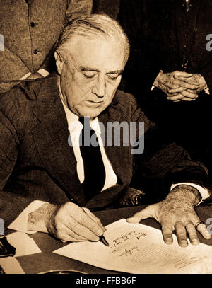 Präsident Franklin D. Roosevelt Unterzeichnung der Erklärung des Krieges gegen Japan, 8. Dezember 1941. Stockfoto