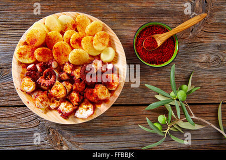 Tapas Pulpo a Feira mit Oktopus Kartoffeln Gallega Stil und Paprika Rezept aus Spanien Stockfoto