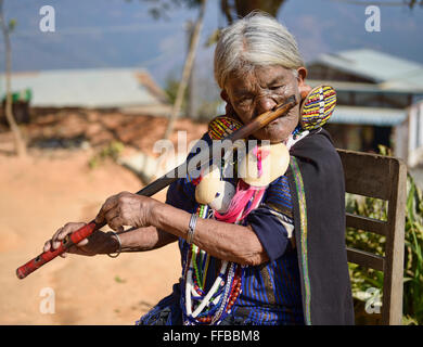 Gieren Shen, Magan Chin Frau mit Gesicht-Tattoos, spielt traditionellen Nasenflöte, Chin State in Myanmar. Stockfoto