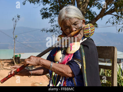 Gieren Shen, Magan Chin Frau mit Gesicht-Tattoos, spielt traditionellen Nasenflöte, Chin State in Myanmar. Stockfoto