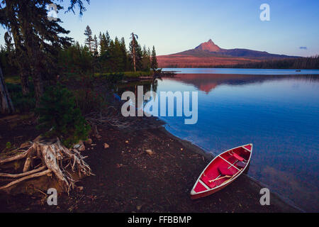 Großer See mit dem Kanu über die Ufer und Mt Washington im Hintergrund dieser landschaftlich reizvolle Natur. Stockfoto