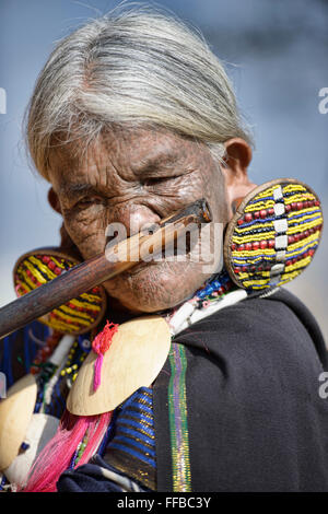 Gieren Shen, Magan Chin Frau mit Gesicht-Tattoos, spielt traditionellen Nasenflöte, Chin State in Myanmar. Stockfoto