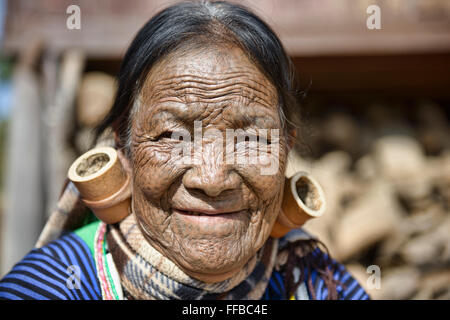 Hung Shen, 88 Jahre alte Magan Chin Frau mit Gesicht Tattoos in Mindat, Myanmar. Stockfoto