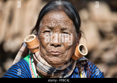 Hung Shen, 88 Jahre alte Magan Chin Frau mit Gesicht Tattoos in Mindat, Myanmar. Stockfoto