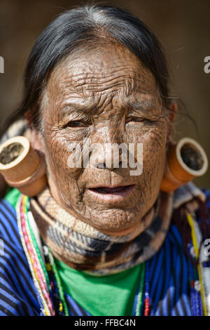 Hung Shen, 88 Jahre alte Magan Chin Frau mit Gesicht Tattoos in Mindat, Myanmar. Stockfoto